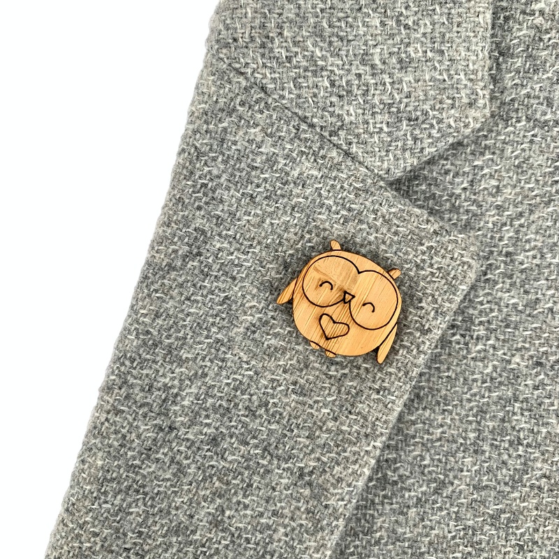 Dřevěná brož Sova love 