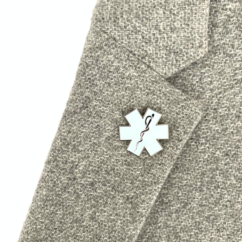 Světle modrá brož Medical znak 