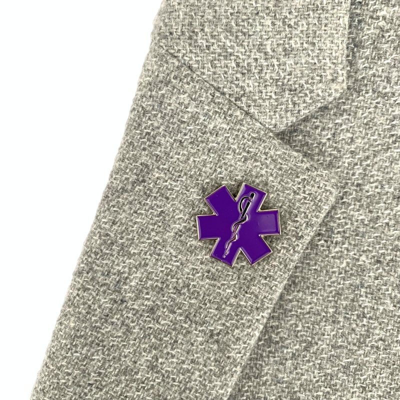 Fialová brož Medical znak 