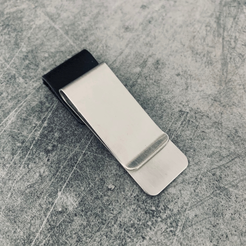 Stříbrno - černá spona na peníze Leather