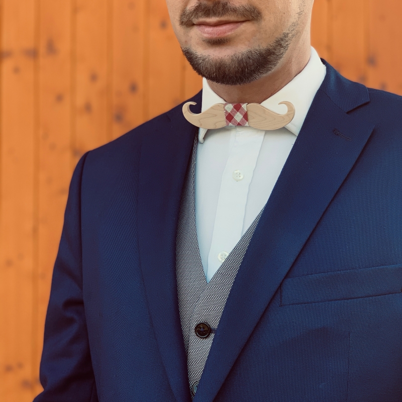 Červeno - bílý dřevěný pánský motýlek Knír 