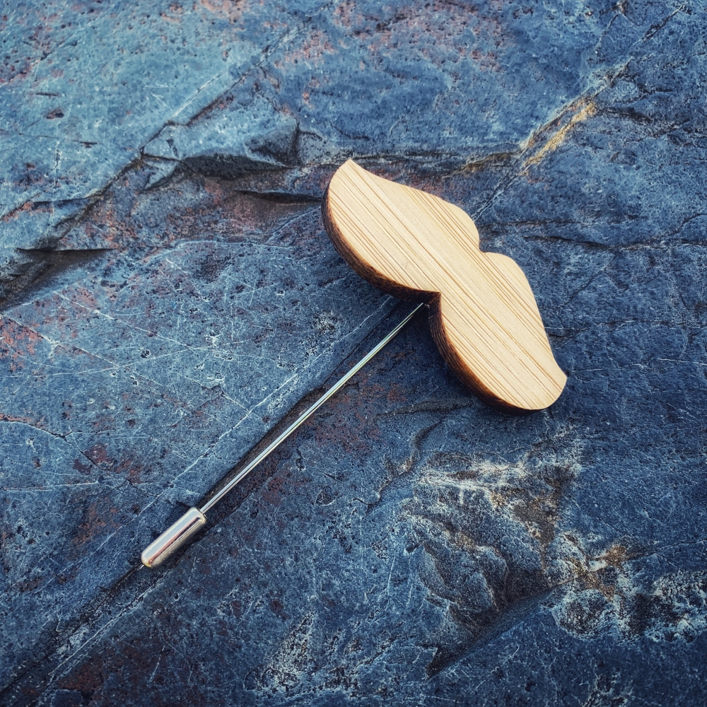 Dřevěná brož Knírek mini