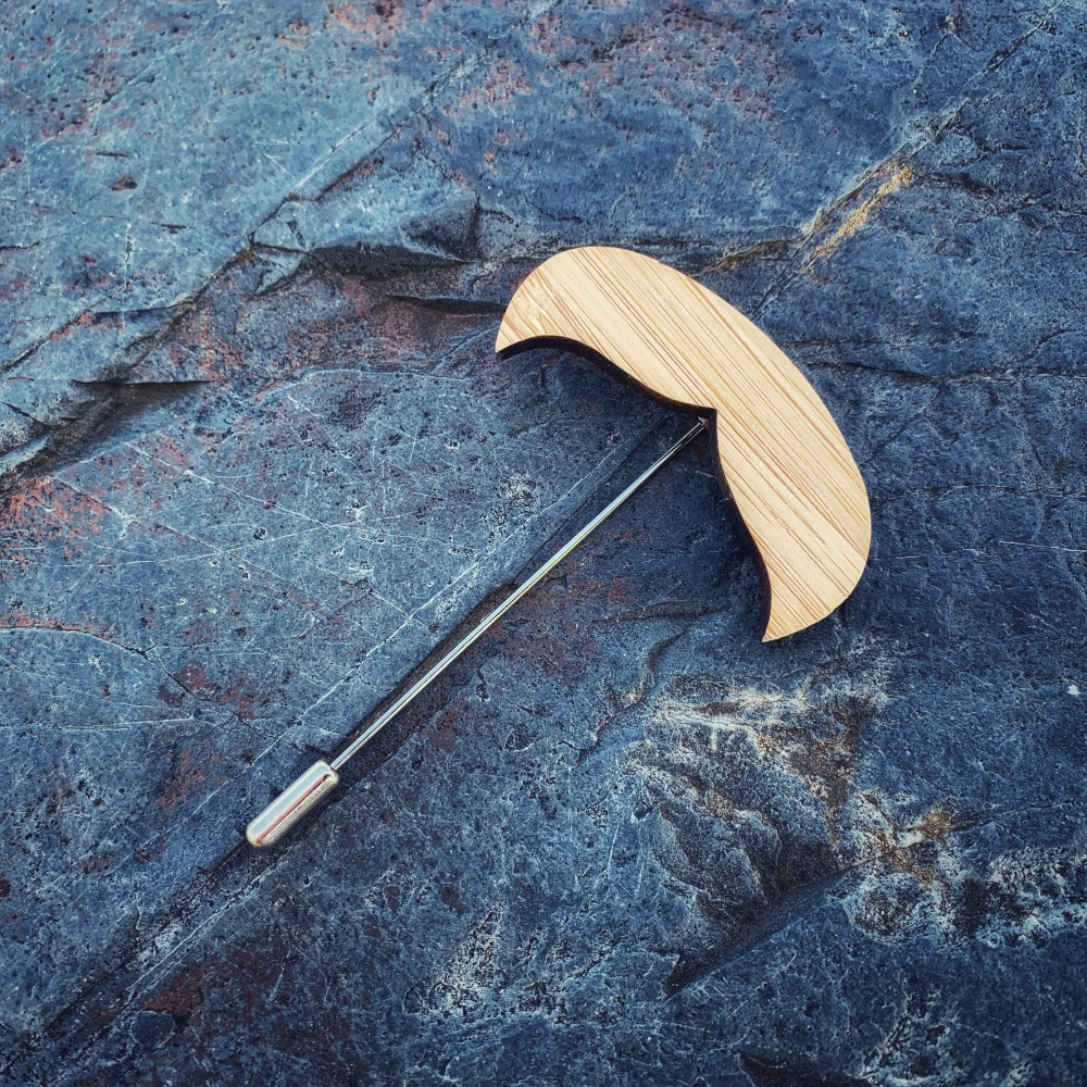 Dřevěná brož Knír bručoun