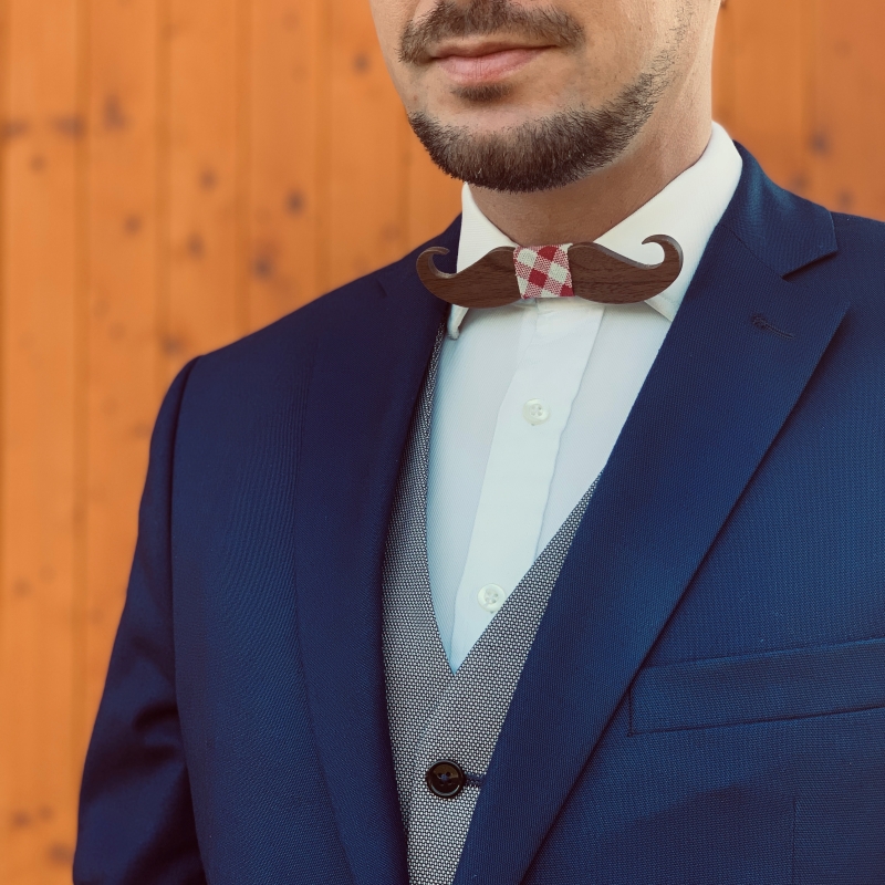 Dřevěný pánský motýlek Knír červeno - bílé Kostky