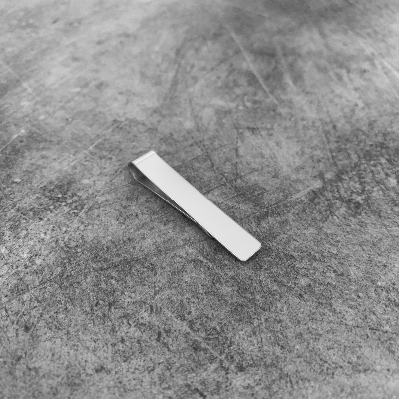 Stříbrná metalická spona na kravatu Mini