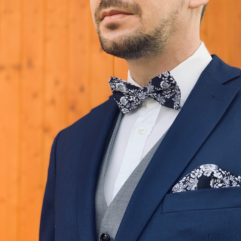 Modro - bílý set kravata, motýlek a kapesník Květiny