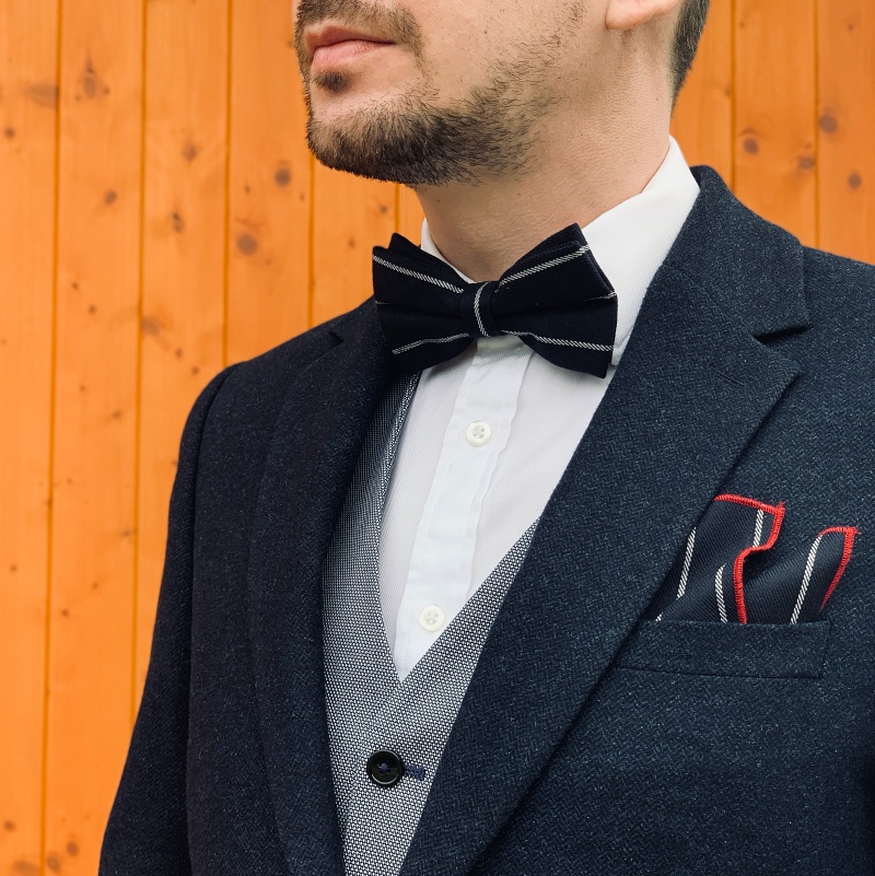 Tmavě modrý set kravata, motýlek a kapesník Pruhy 