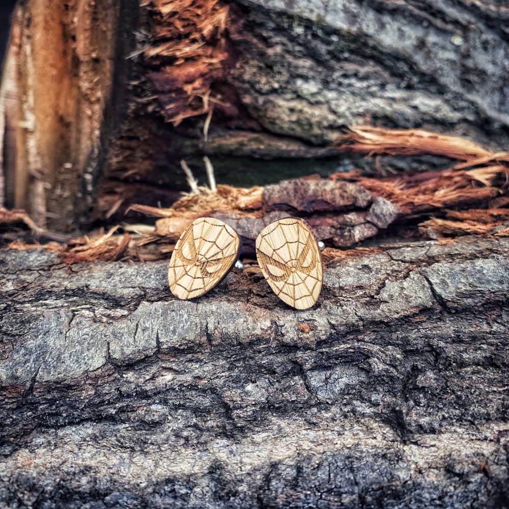 Dřevěné manžetové knoflíčky Pavoučí maska 