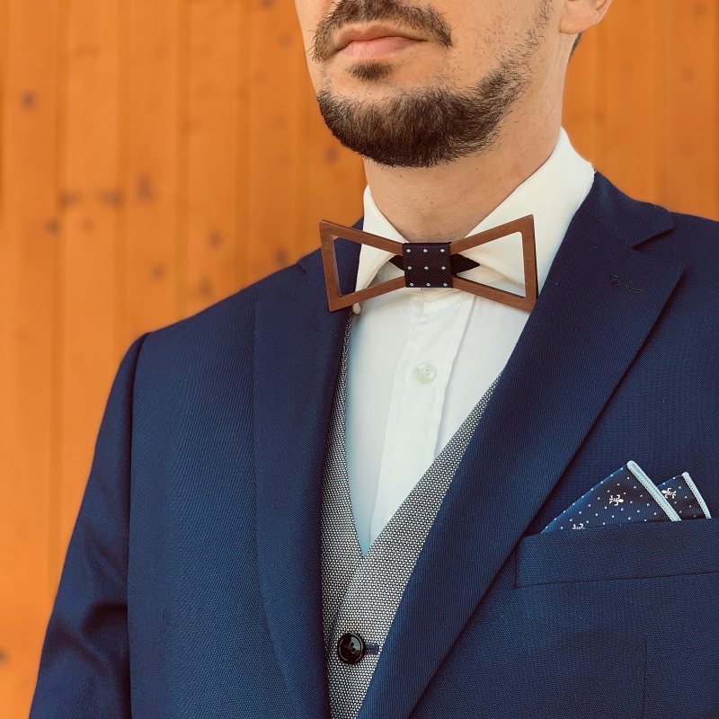 Dřevěný pánský motýlek Mahoosive Vrtule - puntíky