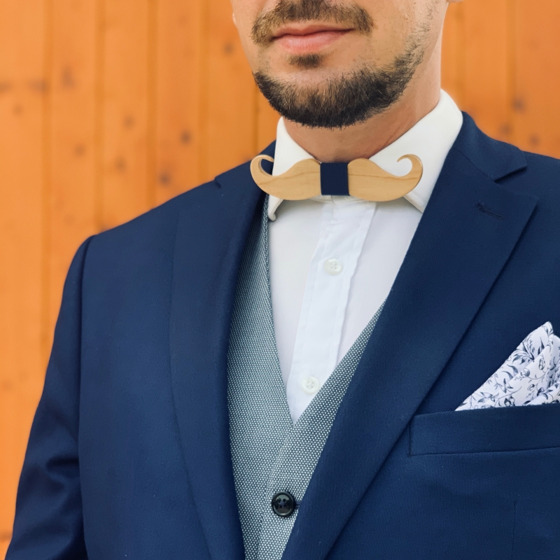 Dřevěný pánský motýlek Mahoosive Knír - denim 