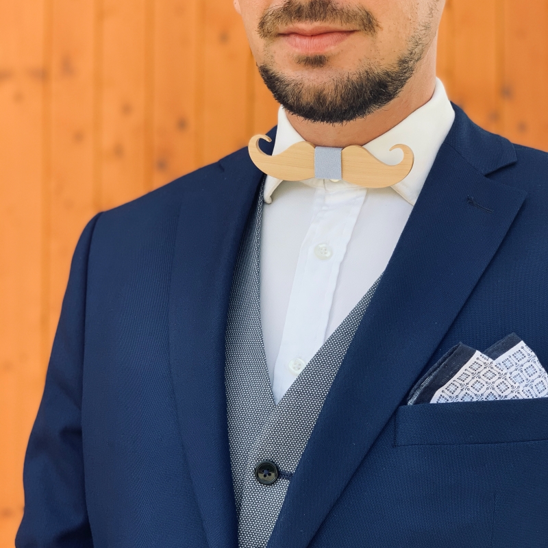 Dřevěný pánský motýlek Mahoosive Knír - modrý 