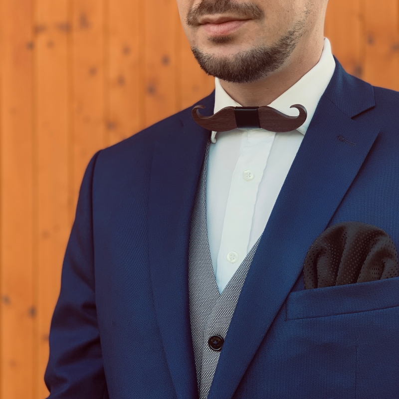 Dřevěný pánský motýlek Knír Vlašáček leather