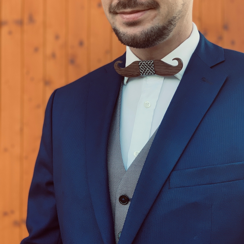 Dřevěný pánský motýlek Knír Bludiště 