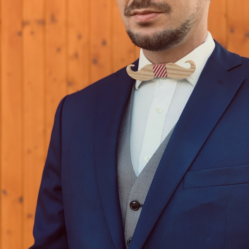 Dřevěný pánský motýlek Knír Pruhovaný