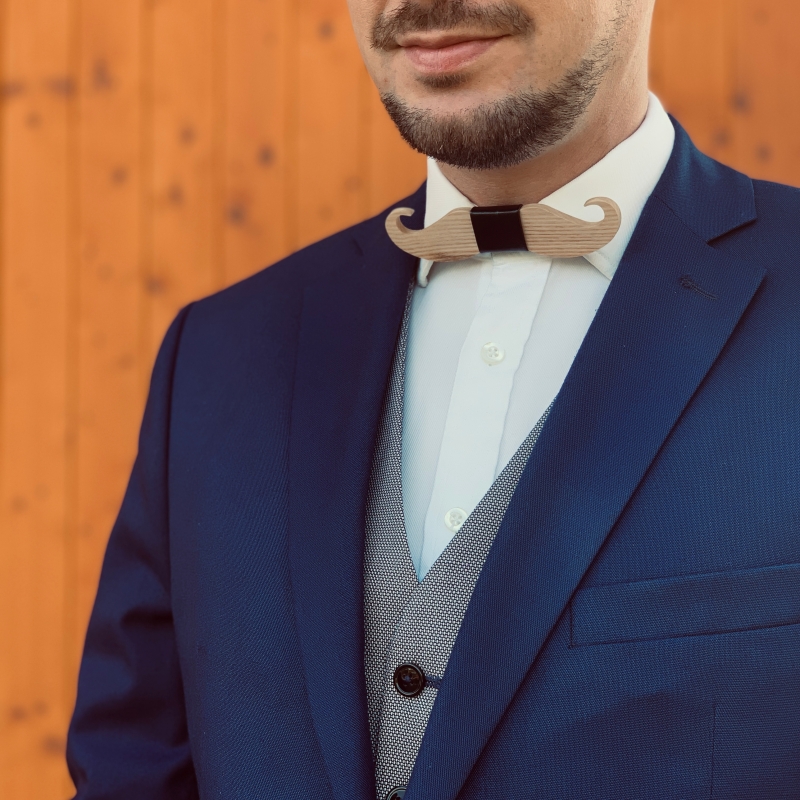 Dřevěný pánský motýlek Knír Leather jasanový