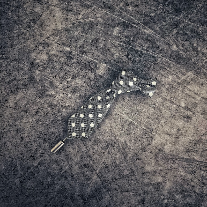 Šedá brož Kravata dot 