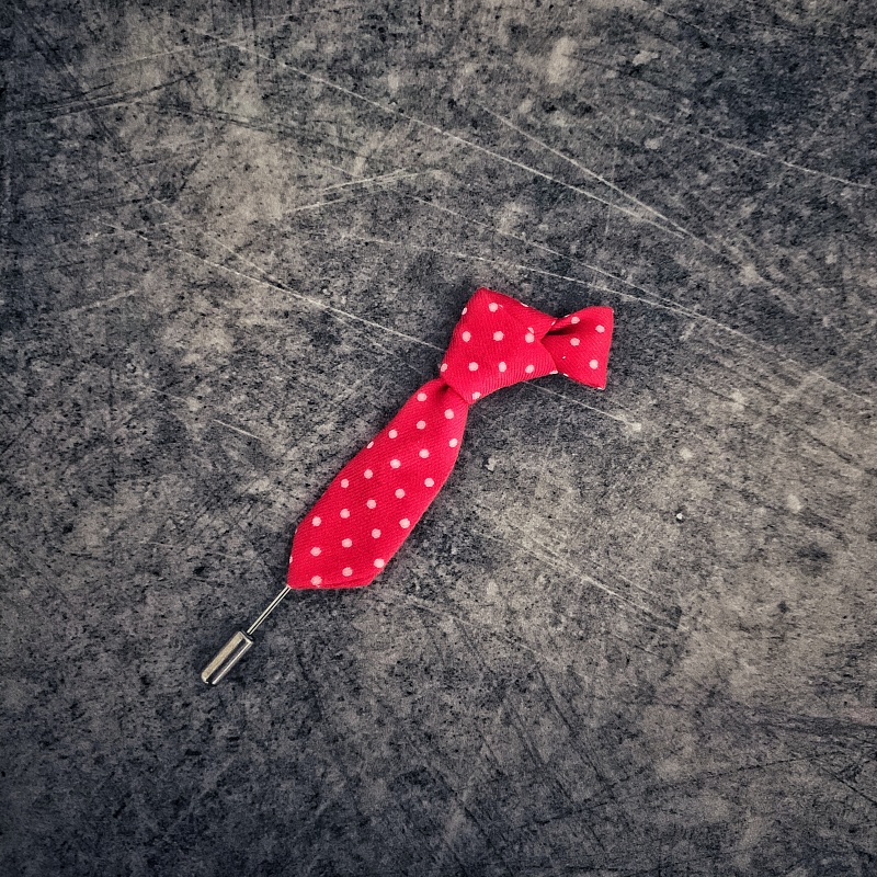 Červená brož Kravata dot 