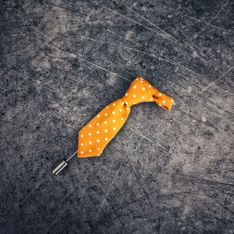 Tmavě žlutá brož Kravata dot 