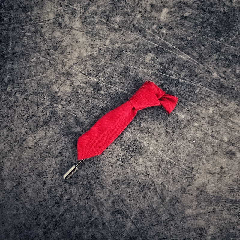 Červená brož Kravata 