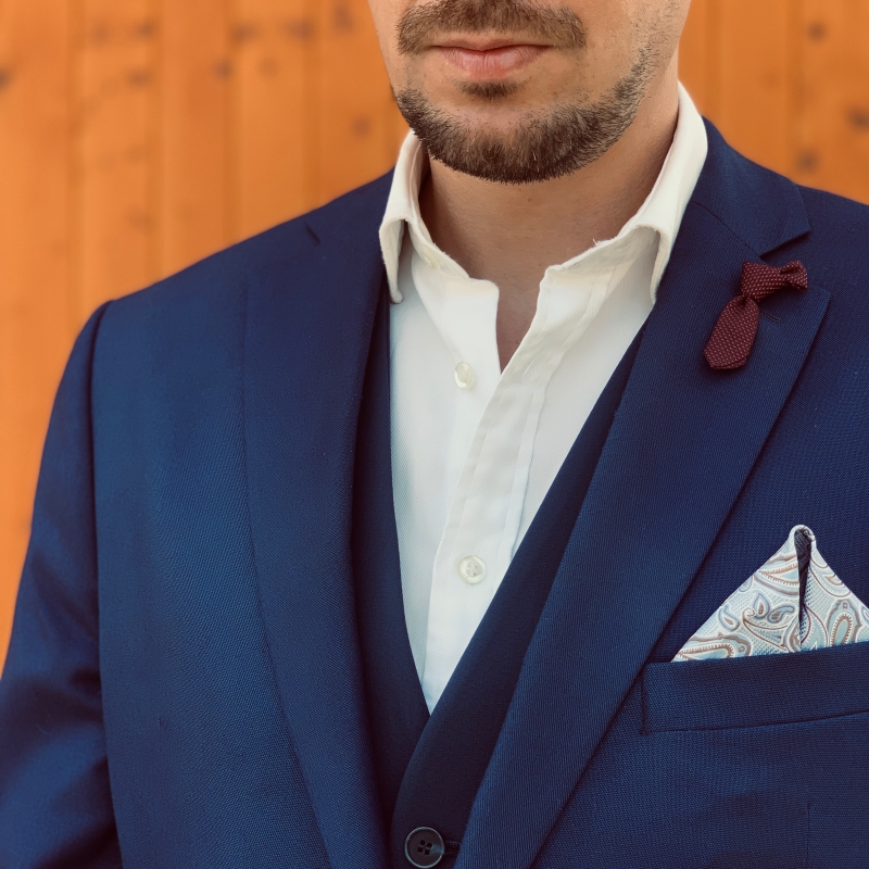 Vínová brož Kravata 