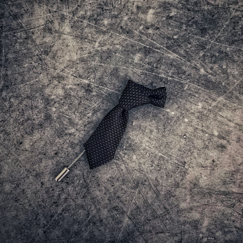 Černá brož Kravata 