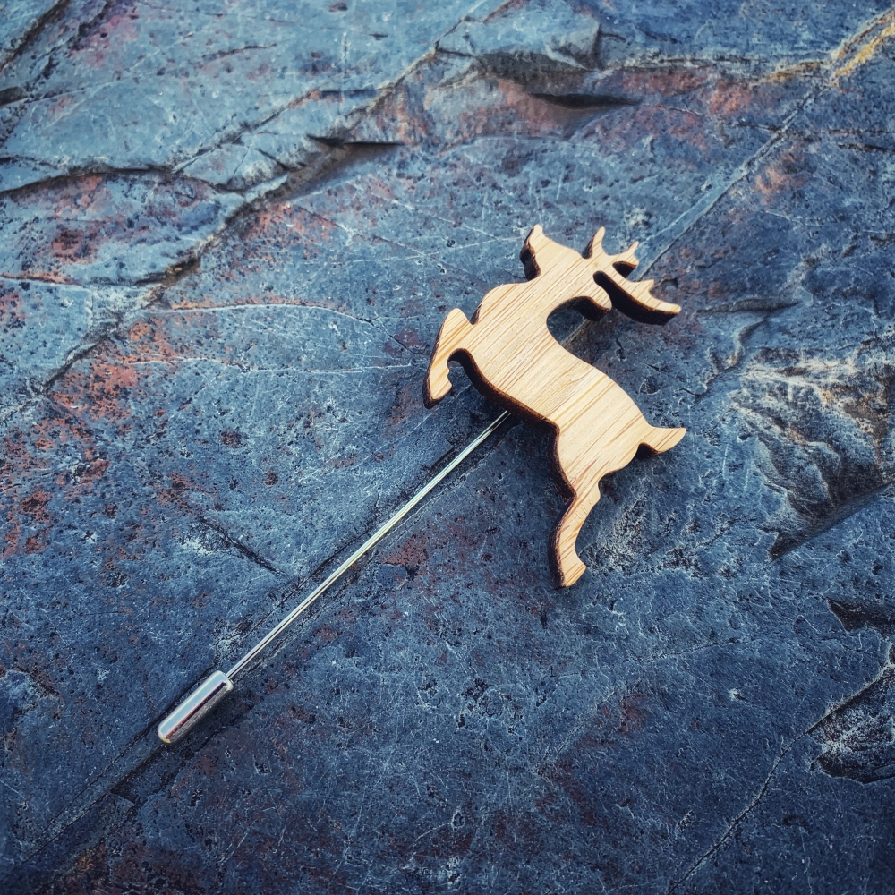Dřevěná brož Jelen skáče 