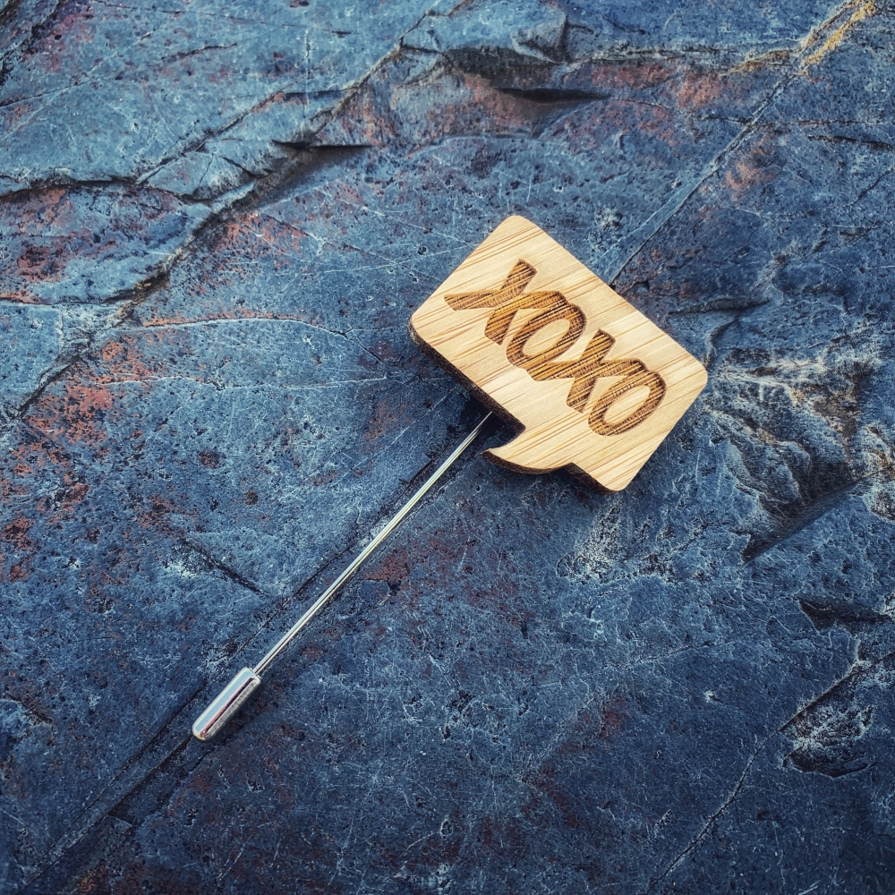 Dřevěná brož XOXO