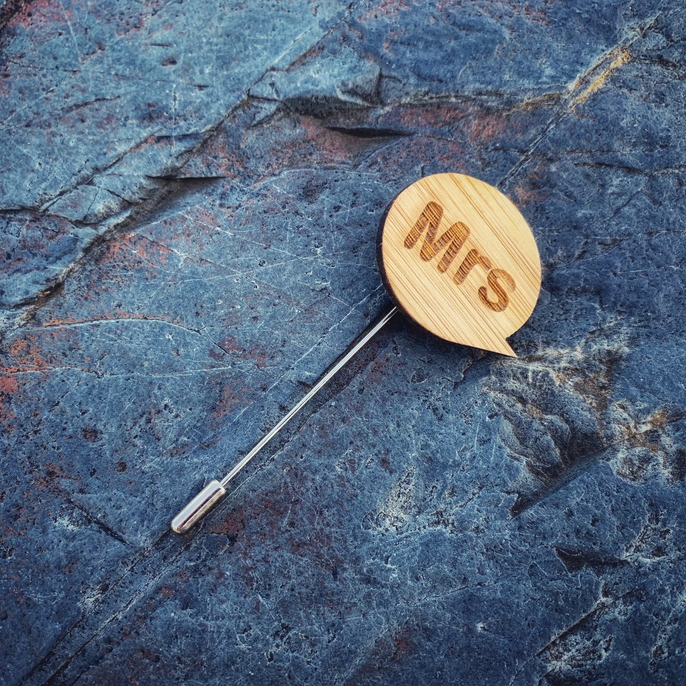 Dřevěná brož Mrs