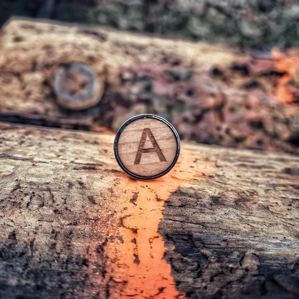 Dřevěný manžetový knoflíček Iniciál A