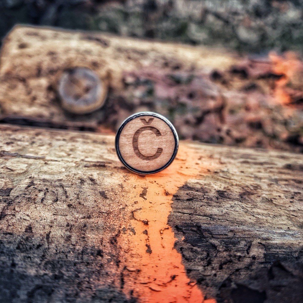 Dřevěný manžetový knoflíček Iniciál Č