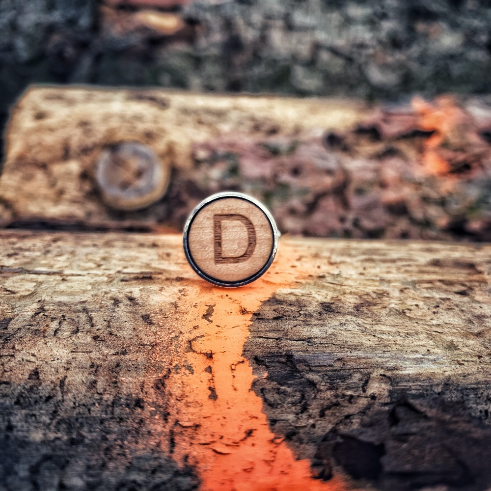 Dřevěný manžetový knoflíček Iniciál D