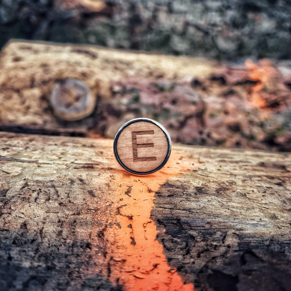 Dřevěný manžetový knoflíček Iniciál E