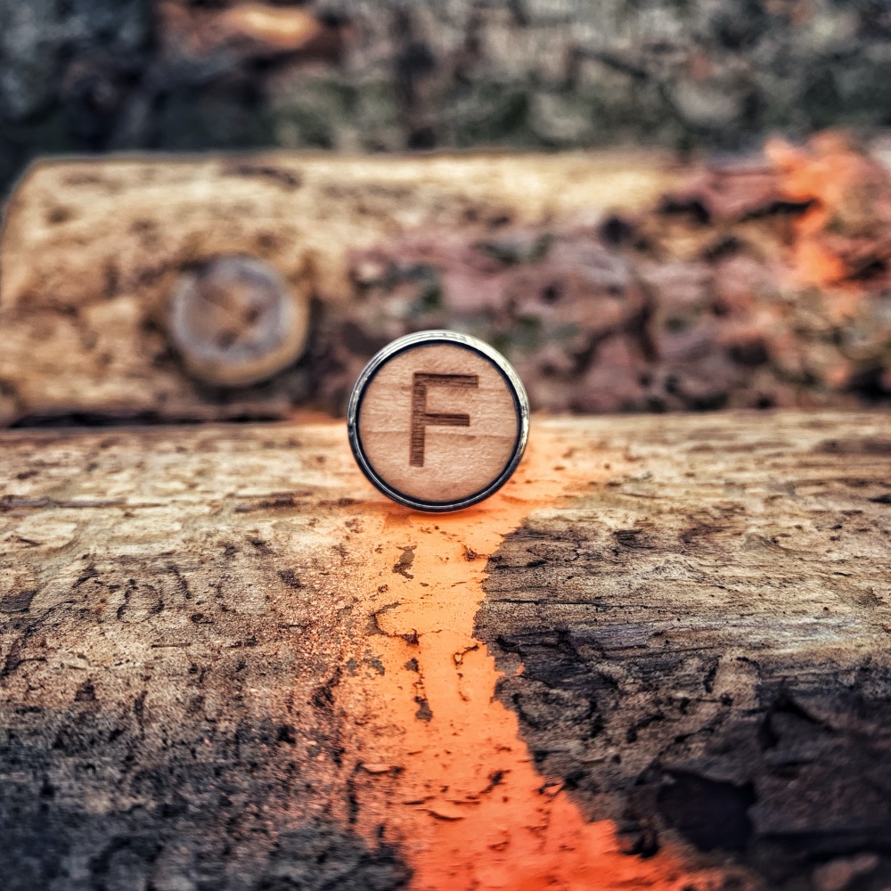 Dřevěný manžetový knoflíček Iniciál F