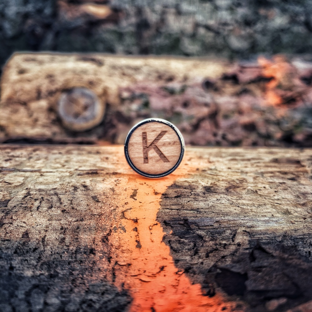Dřevěný manžetový knoflíček Iniciál K