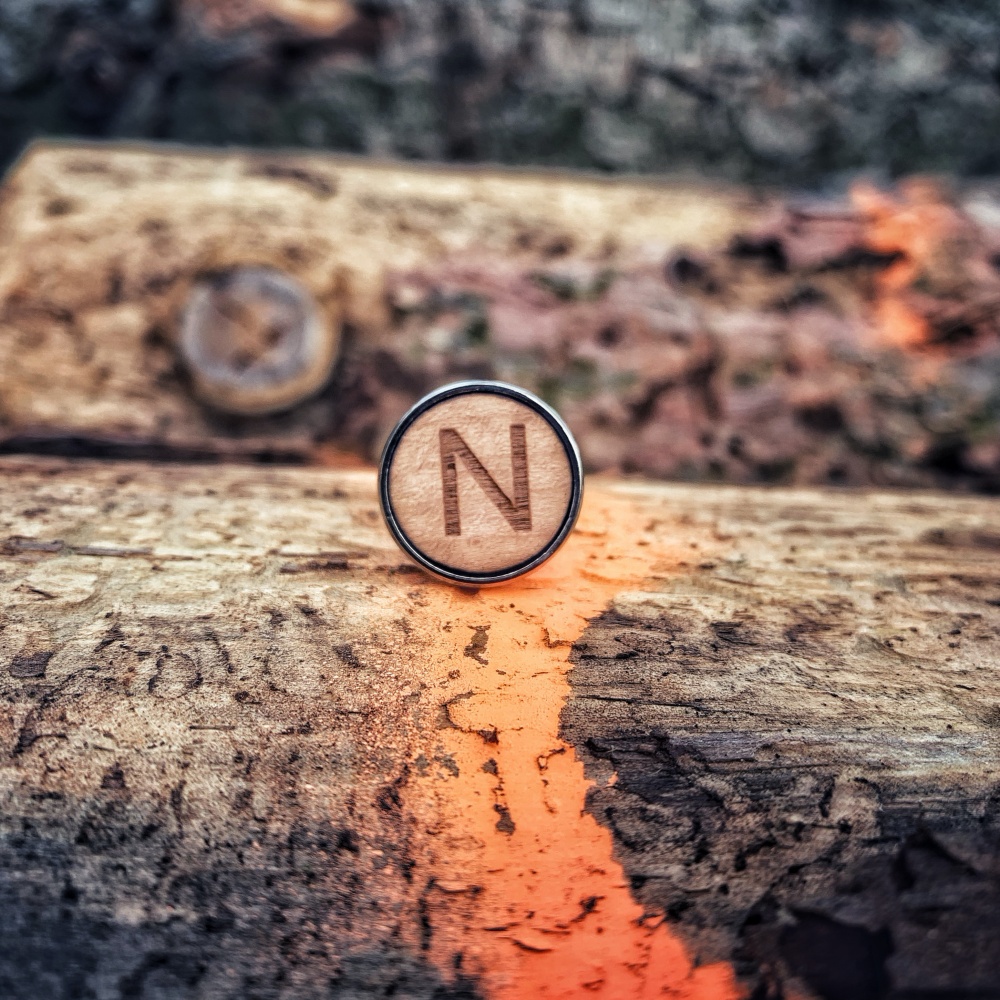 Dřevěný manžetový knoflíček Iniciál N