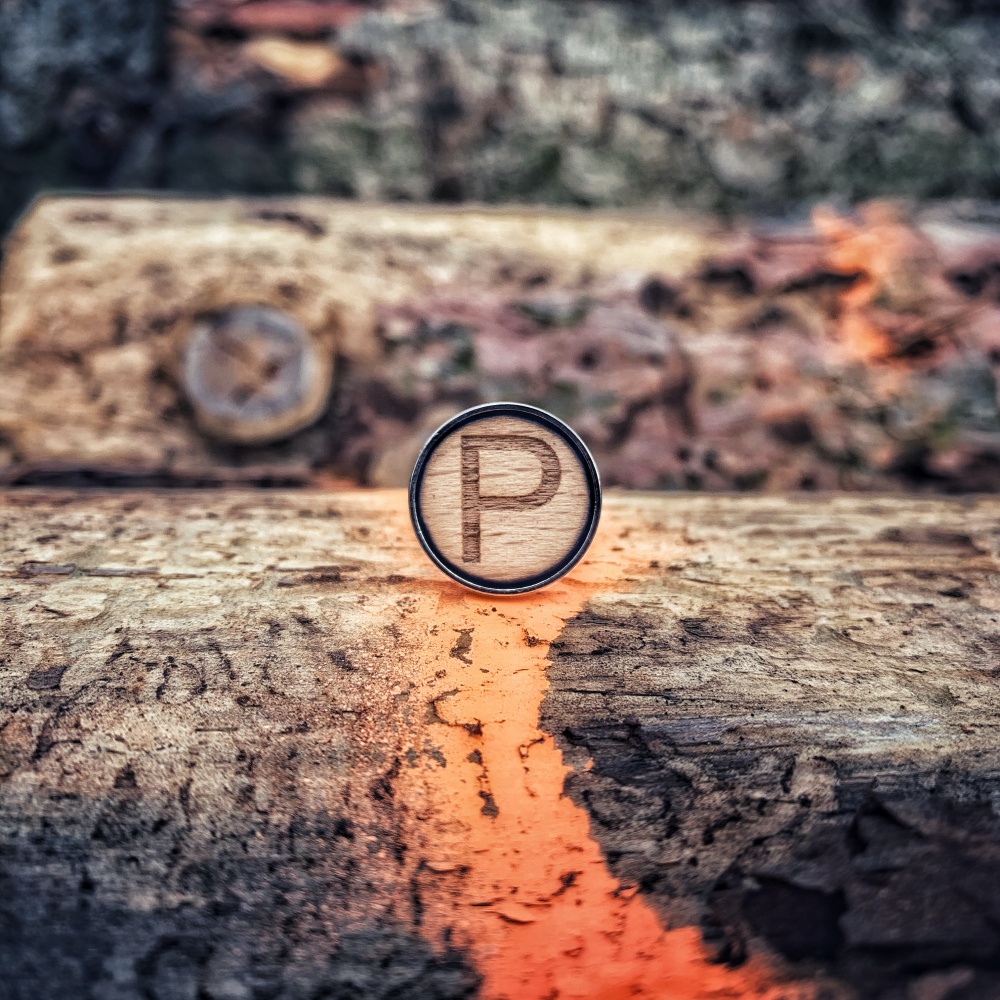 Dřevěný manžetový knoflíček Iniciál P