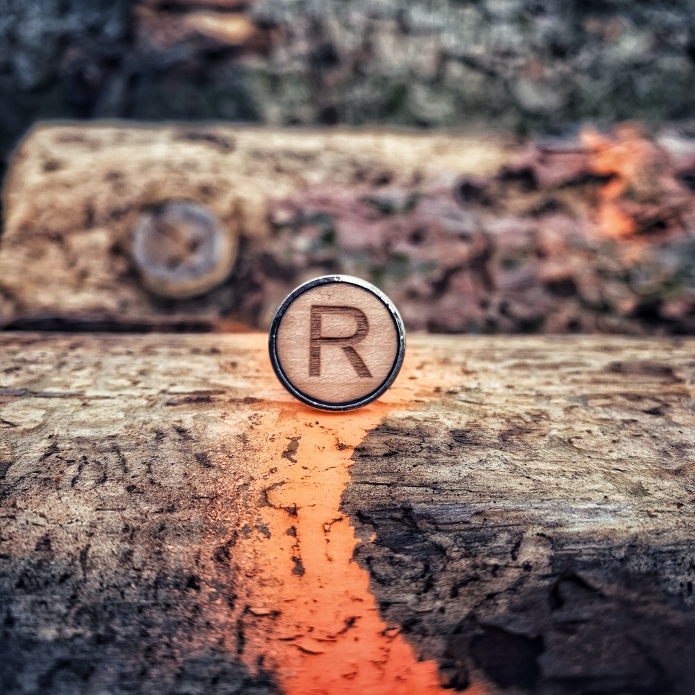 Dřevěný manžetový knoflíček Iniciál R