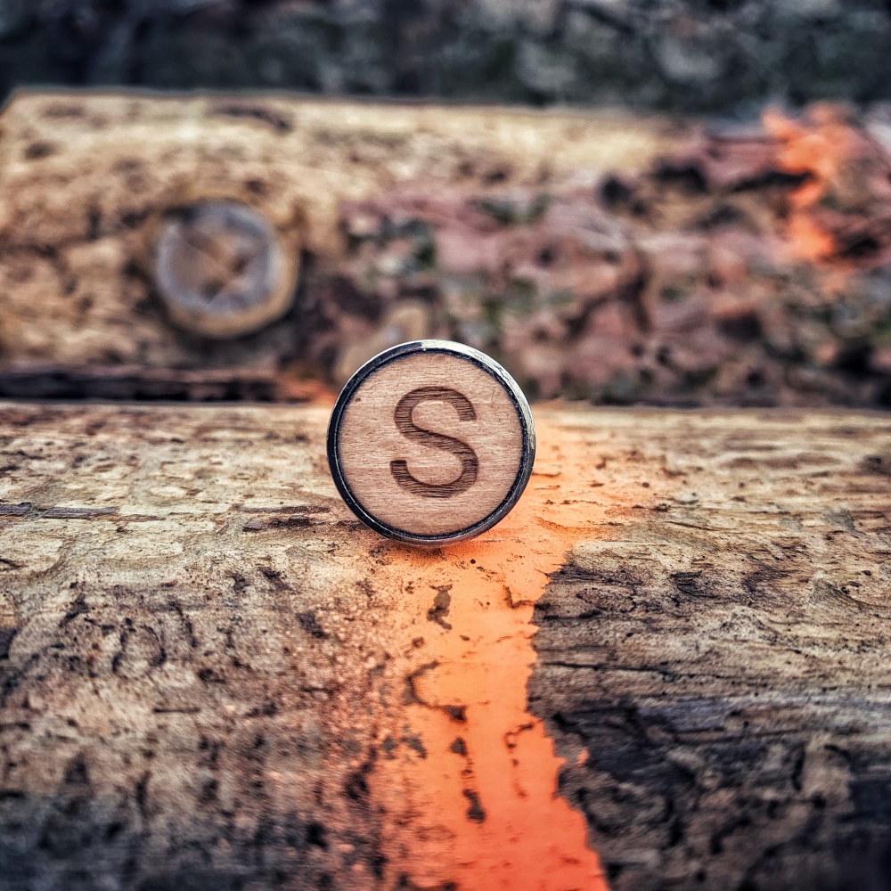 Dřevěný manžetový knoflíček Iniciál S