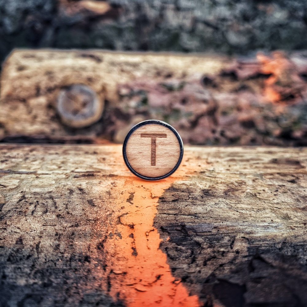 Dřevěný manžetový knoflíček Iniciál T