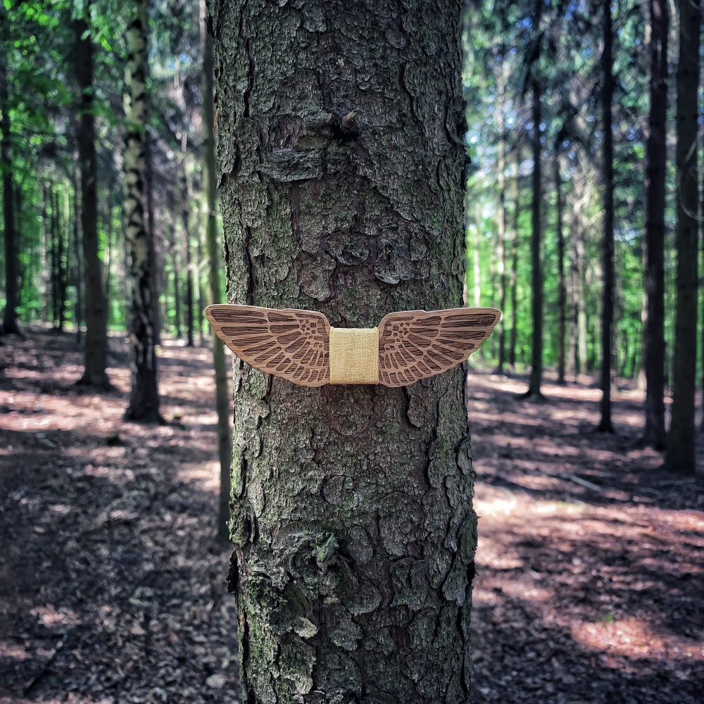 Dřevěný pánský motýlek Mahoosive Křídla - žluté 