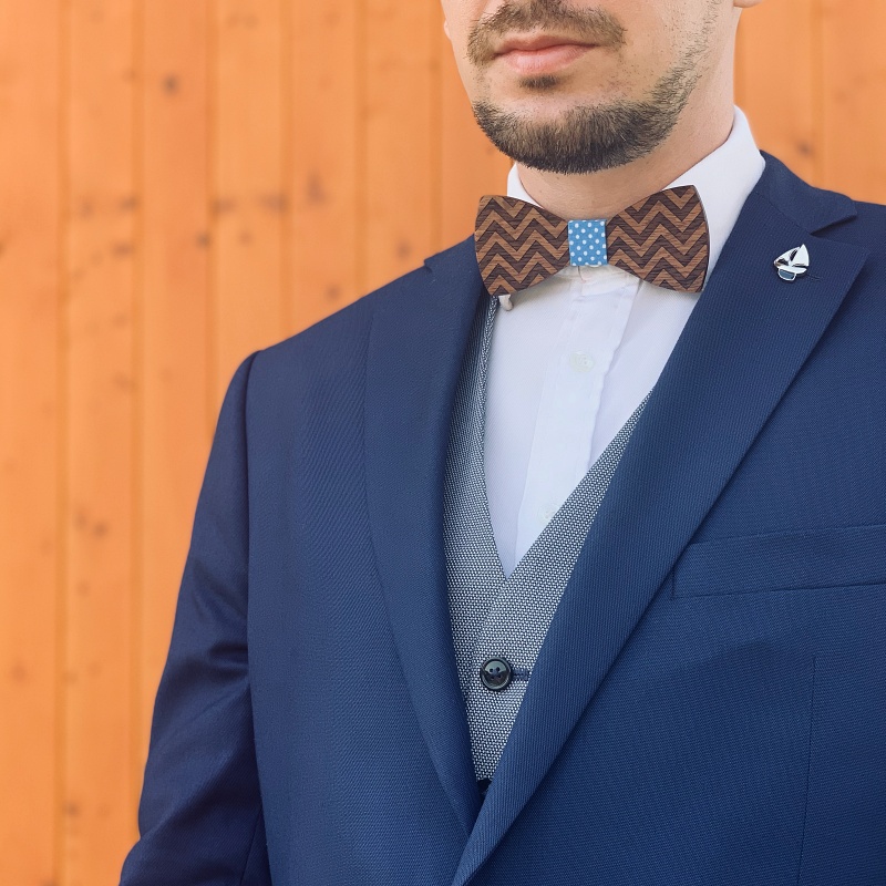 Dřevěný pánský motýlek Mahoosive Cik - Cak puntík 