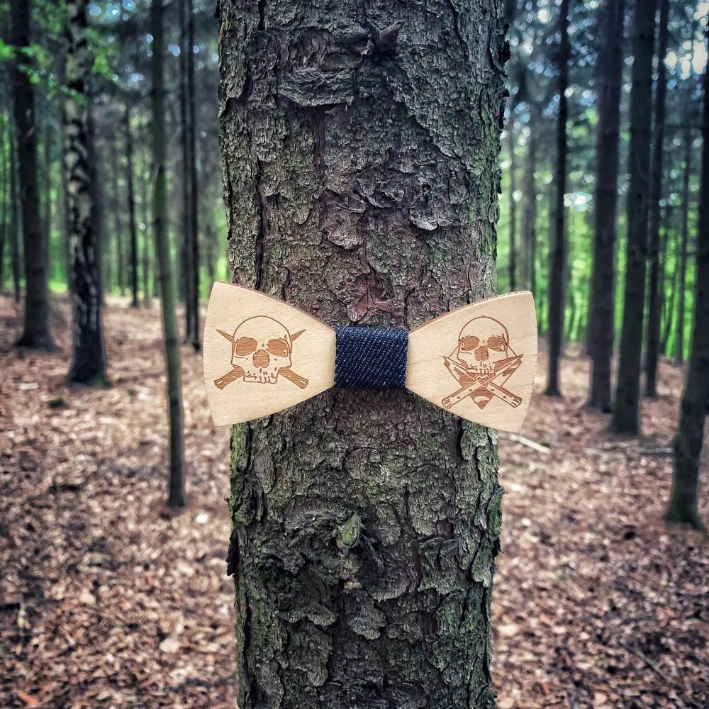 Dřevěný pánský motýlek Skulls denim