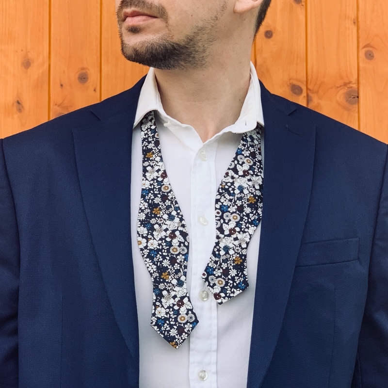 Modrý vázací motýlek Květiny