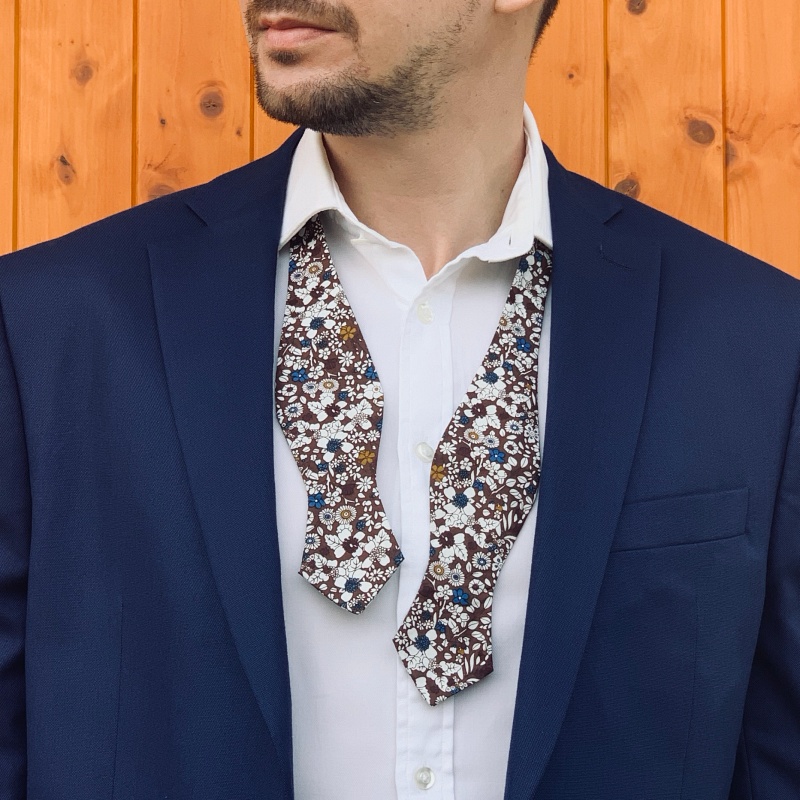 Hnědý vázací motýlek Květiny