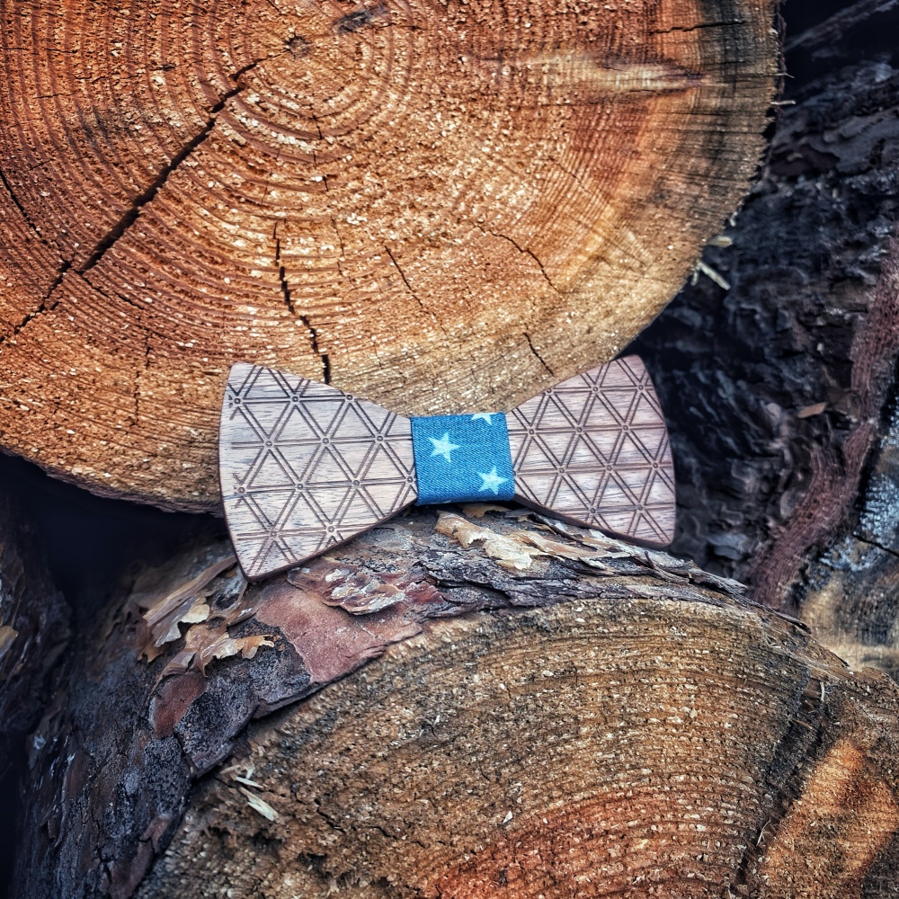 Dřevěný pánský motýlek Triangle Stars II. jakost 