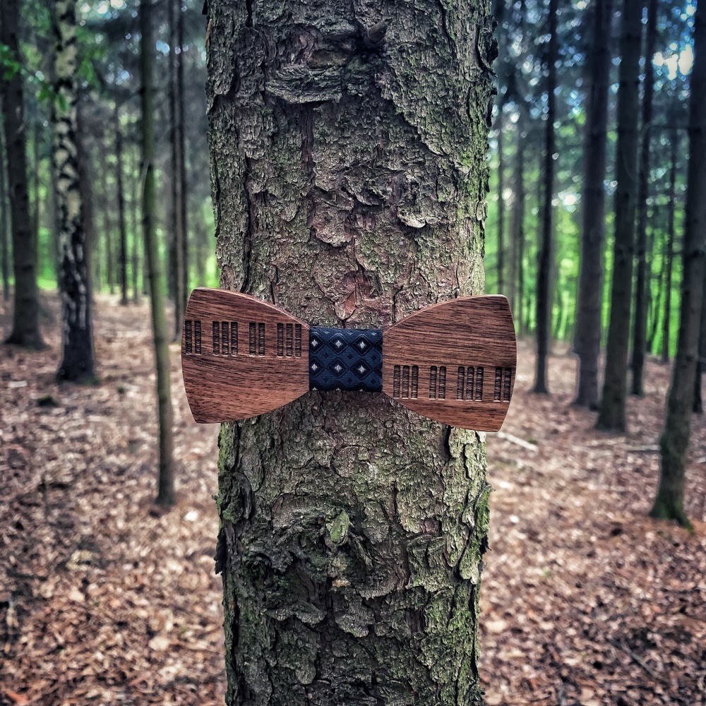 Dřevěný pánský motýlek Piano klávesy Hvězdy černé 