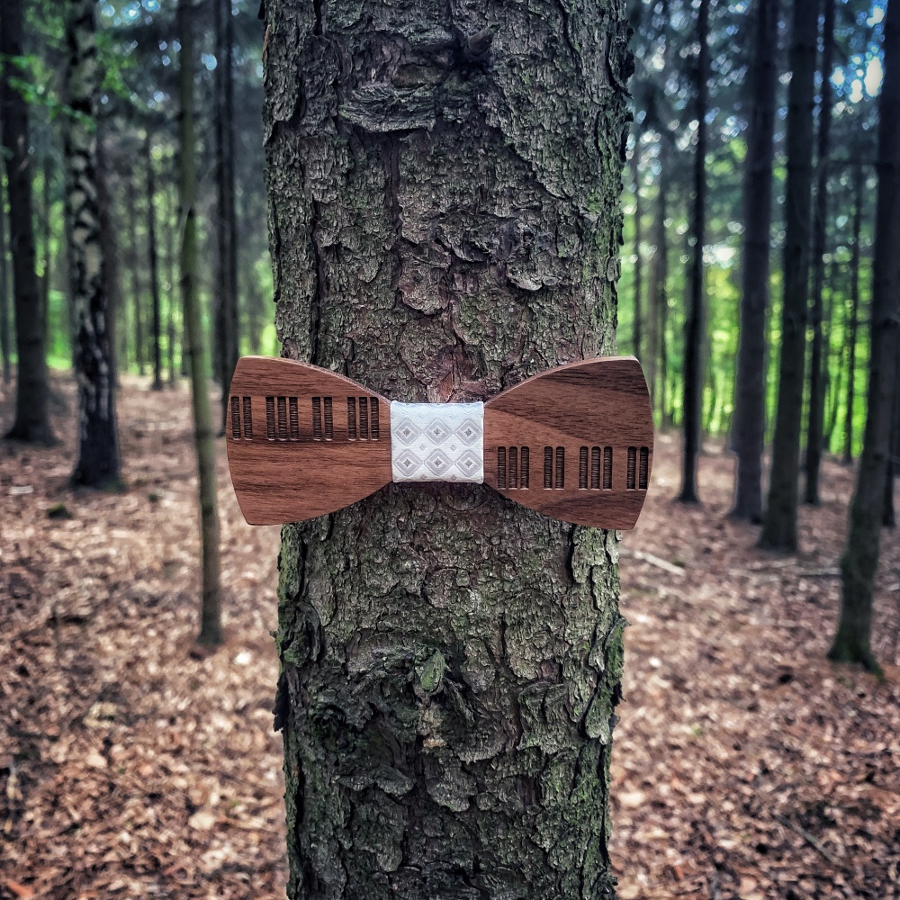 Dřevěný pánský motýlek Piano klávesy Hvězdy bílé 