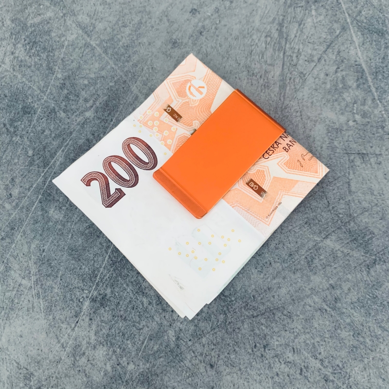 Oranžová spona na peníze