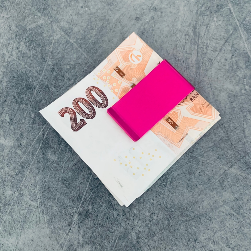 Růžová spona na peníze