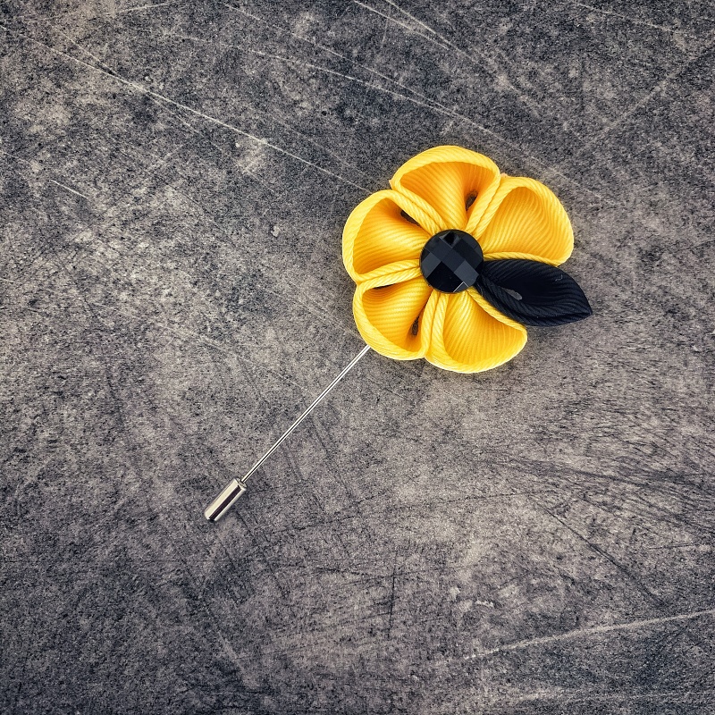 Žluto - černá brož Arrow Color